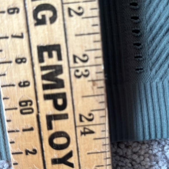 Athleta Oxygen Long Sleeve Top Olive Green Sz X-Small - Picture 8 of 9